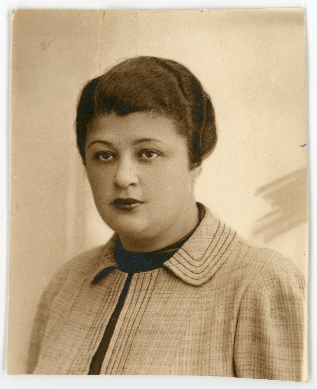 Baskin, Maša, sünd 1906. Portreefoto välispassi saamiseks esitatud avalduse juurde