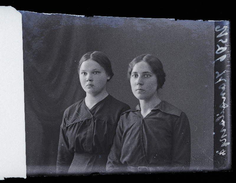 Kaks neiut, (foto tellija Kangilaskja).