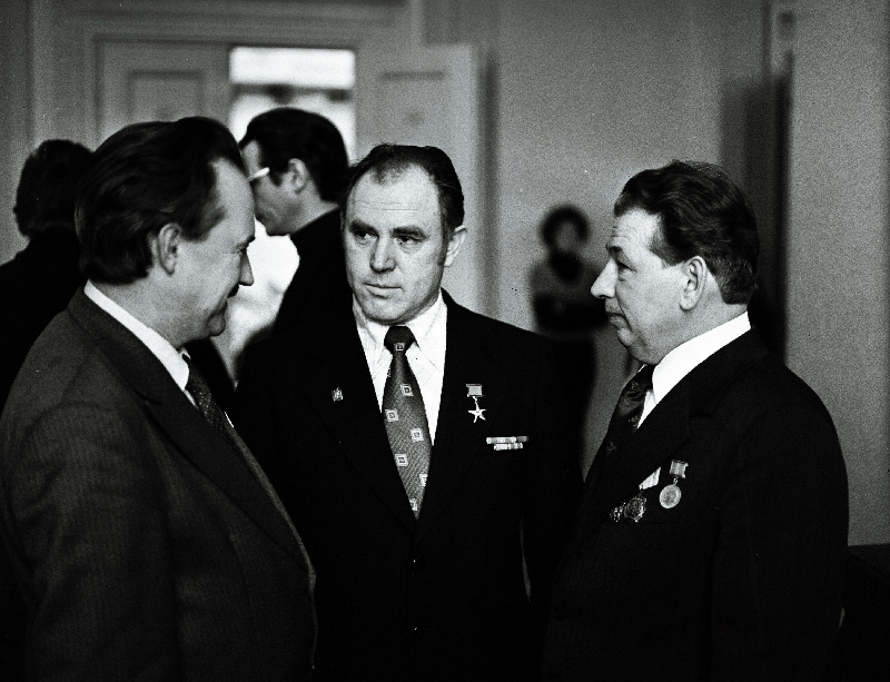 Heade tulemuste eest üleliidulises sotslalistlikus võistluses ning 1980.a ja X viisaastaku majandusliku ja sotsiaalse arengu plaani eduka täitmise eest Tallinna linnale määratud NLKP Keskkomitee, NSV Liidu Ministrite Nõukogu, ÜAÜKN-i ja ÜLKNÜ Keskkomitee rändpunalipu üleandmise koosoleku vaheajal vestlevad NLKP XXV kongressi delegaadid (vasakult) Eesti Kalalaevaremondi Tootmiskoondise peadirektor Feliks Salaven, Tallinna Ehitustrusti brigadir, sotsialistliku töö kangelane Vladimir Mõnzu, tehase "Dvigatel" brigadir Aleksandr Kroll.