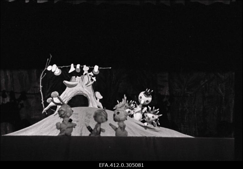 AÜN Tartu Kultuurihoone nukunäitering kunstilise isetegevuse festivalil esitamas nukunäidendit "Sõnakuulmatu kassipoeg".