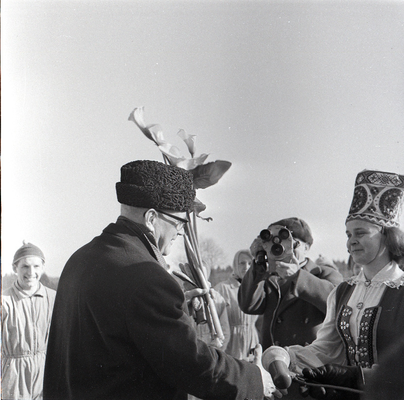 Tartu Riikliku Ülikooli  üliõpilane Viivi Soon Eesti NSV-s külaskäigul viibivale Soome president U. K. Kekkosele Käärikul lilli andmas.