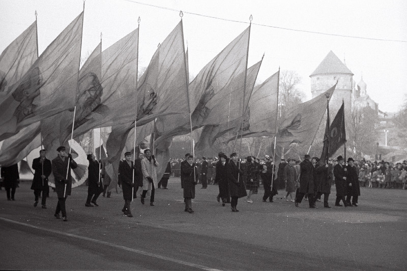 Suure Sotsialistliku Oktoobrirevolutsiooni 45. aastapäeva tähistamise demonstratsioon Tallinnas Võidu väljakul.