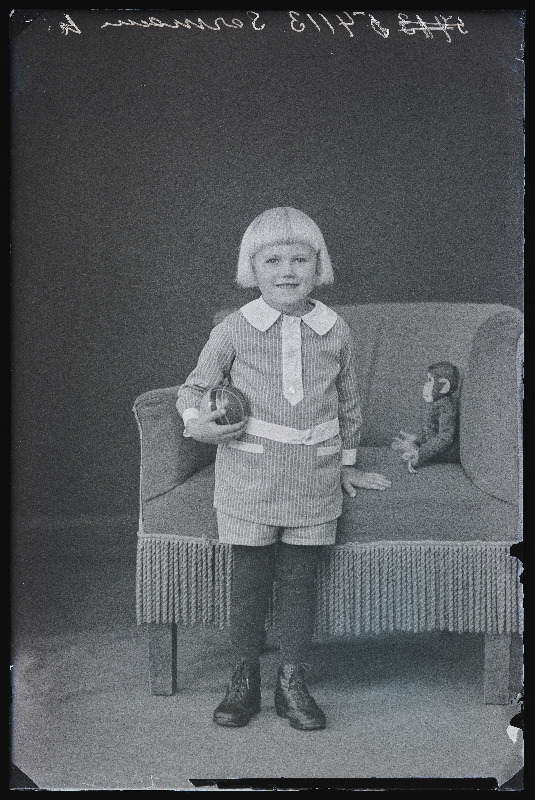 Sermanni poeg mänguasjadega.