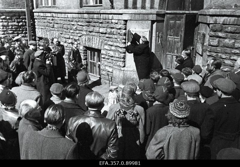 Eesti maalikunstniku Ants Laikmaa mälestustahvli avamine Tatari tänaval, majal, kus ta elas ja töötas aastatel 1914-1932.