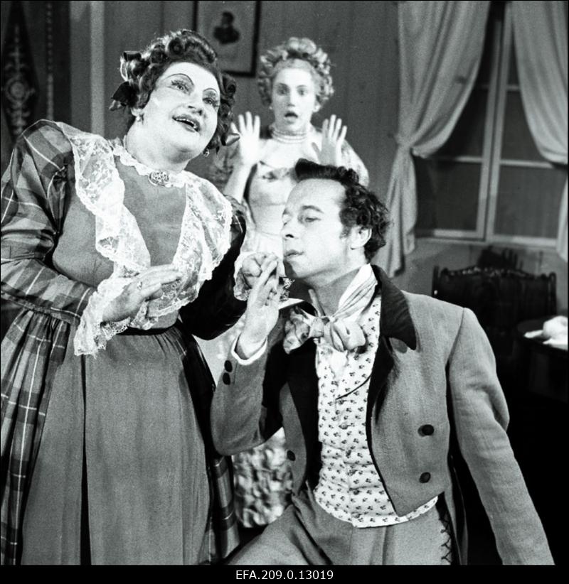 Stseen N. Gogoli näidendist Revident  (Ants Lauteri lavastus). Marja Antonovna - Ellen Liiger ja (paremalt) Ivan Aleksandrovitš Hlestakov - Ants Eskola.