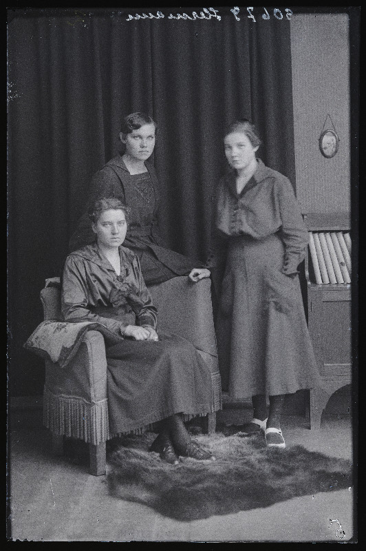 Grupp naisi, (foto tellija Hermann).
