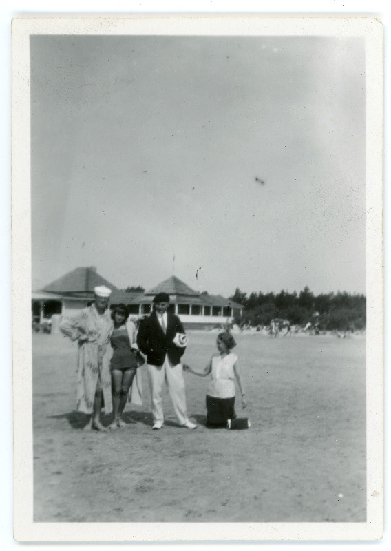 Johannes Vares külalistega rannas