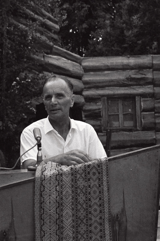 Eesti NSV teeneline kunstitegelane Paul Rummo kõneleb kirjanik C. R. Jakobsoni 125. sünniaastapäevale pühendatud pidulikul koosolekul.