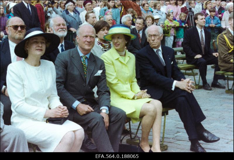 Eesti Vabariigi president Lennart Meri (paremal 1.), Taani printsess Beatrix (2.), proua Helle Meri (4.) Raekoja platsil vanalinnapäevade avamisel.