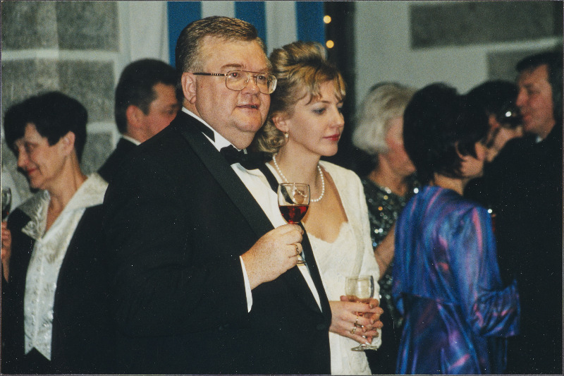 Edgar Savisaare ja Vilja Savisaare pulmapäev. Pruutpaar peopaigas õnnitlusi vastu võtmas.