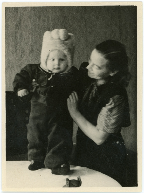 Naine umbes 1-aastase talveriietesse riietatud lapsega.
Helga Roas-Krais tütre Kristiinaga (?).