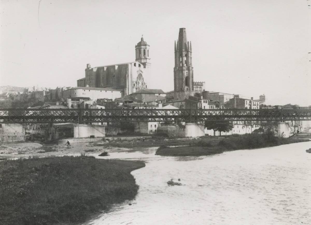 [Confluence between the Ter and the Onyar] - Point of confluence between the rivers Ter and Onyar. In the central part, the railway bridge. In the background, the Cathedral of Girona and the bell church of Sant Feliu. On the right, the footbridge Portal de la Barca.