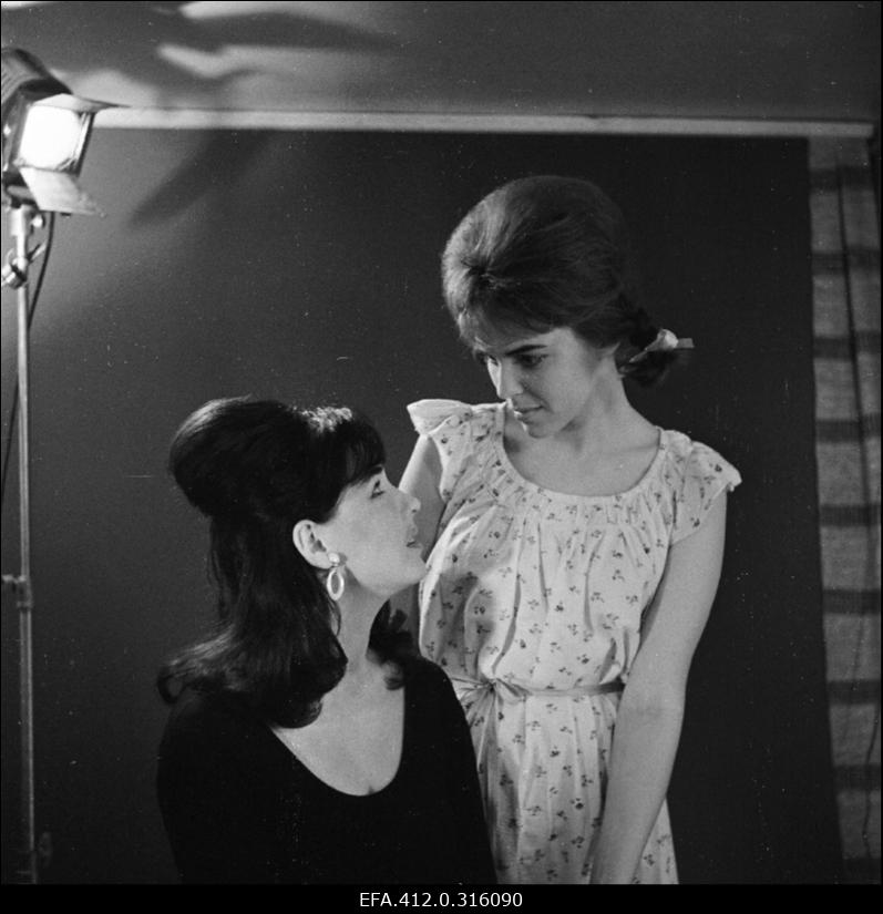 Arthur Laurents, Leonard Bernstein "West Side´i lugu". Anita - Maria Mihhailova, Maria - Liina Orlova (kombineeritud võtted ateljees kombineeritud kostüümides).
