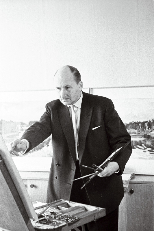 Maalikunstnik Karl Burman oma ateljees.