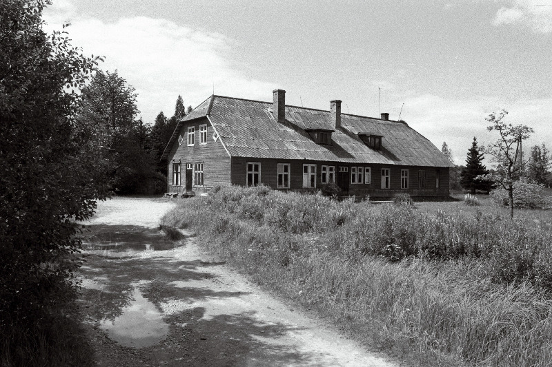 Vaade maanteelt Tipu vanale koolimajale (1932-1964) Tipu külas, (hilisem Tartu Ülikooli õppebaas).