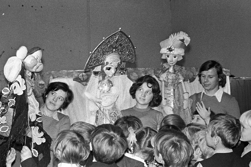 Petrozavodski nukuteatri näitlejad tutvustavad pealtvaatajatele nukke näidendist "Tsaaritar-konn".