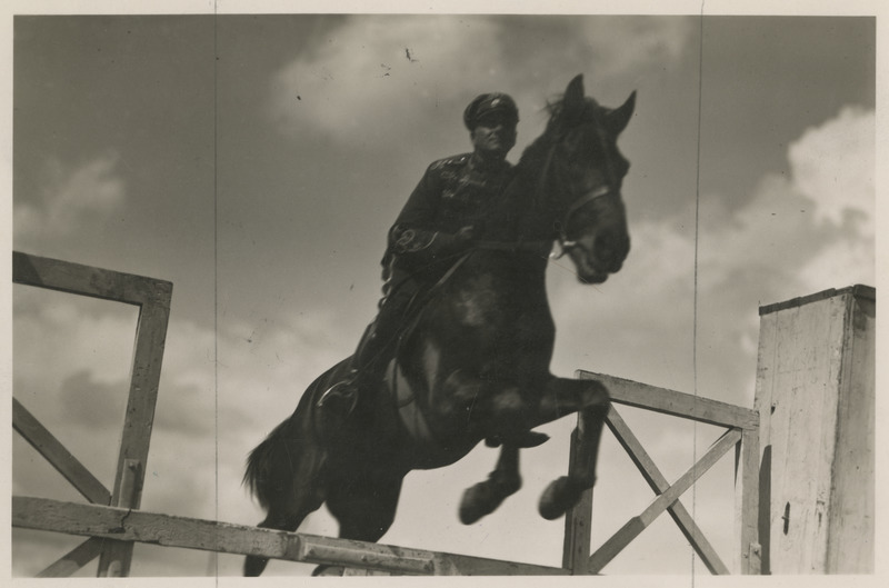 Eesti ratsaväelane ratsavõistlustel takistust ületamas