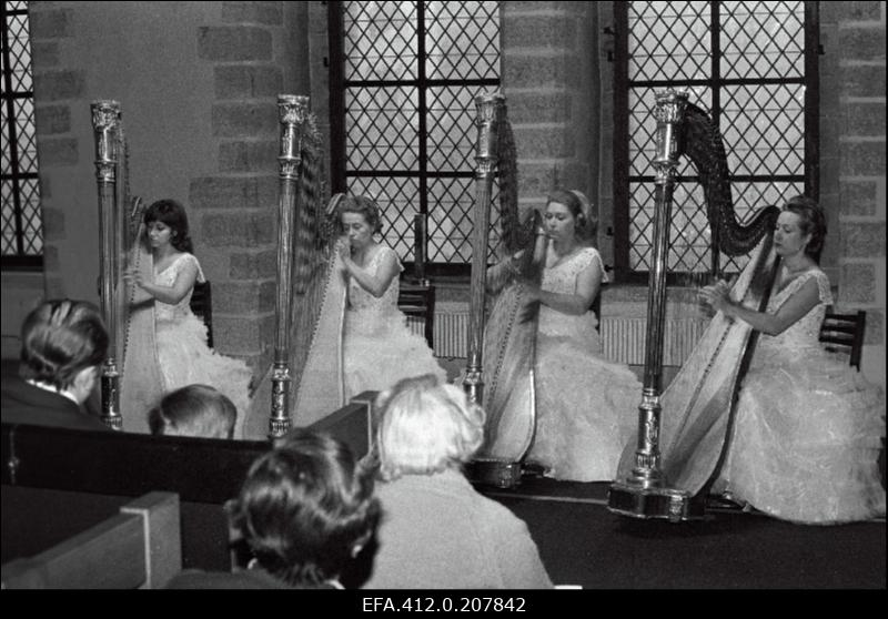 Harfikvarteti kontsert Raekoja saalis.
