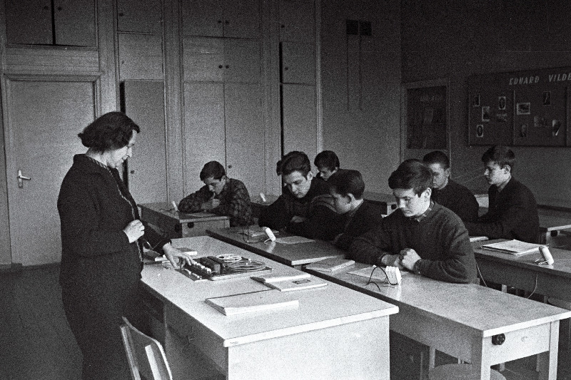 Õppetööd Tihemetsa Näidissovhoostehnikumi võõrkeelte klassis juhendab õpetaja H. Zernant.