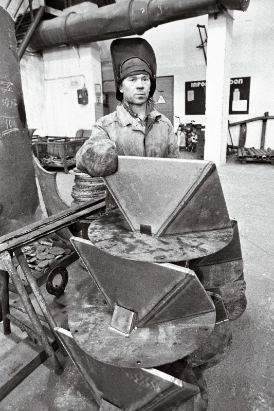 Elektrikeevitaja Zujev valmistab veskikolusid.