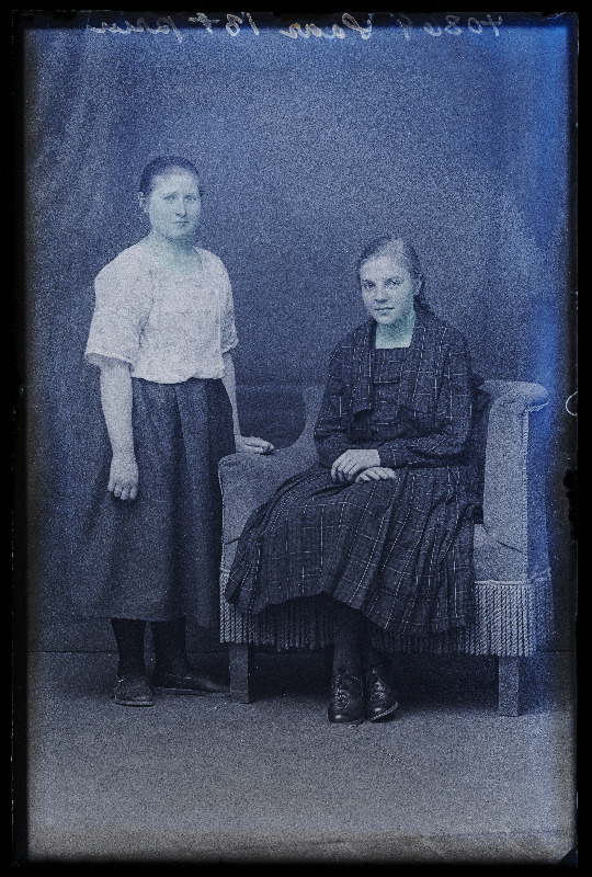Kaks naist, (foto tellija Saar).