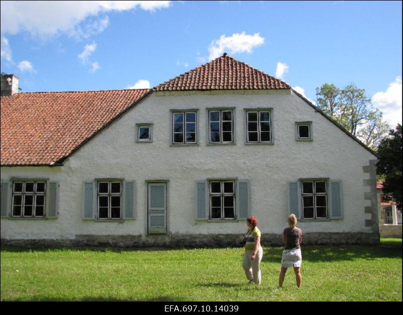 Pidula mõisahoone tagumine külg.