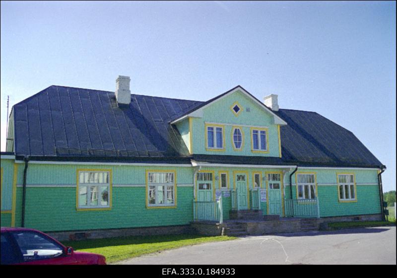 Lääne-Virumaa Tarbijakaitseamet maavalitsuse hoone õuel.