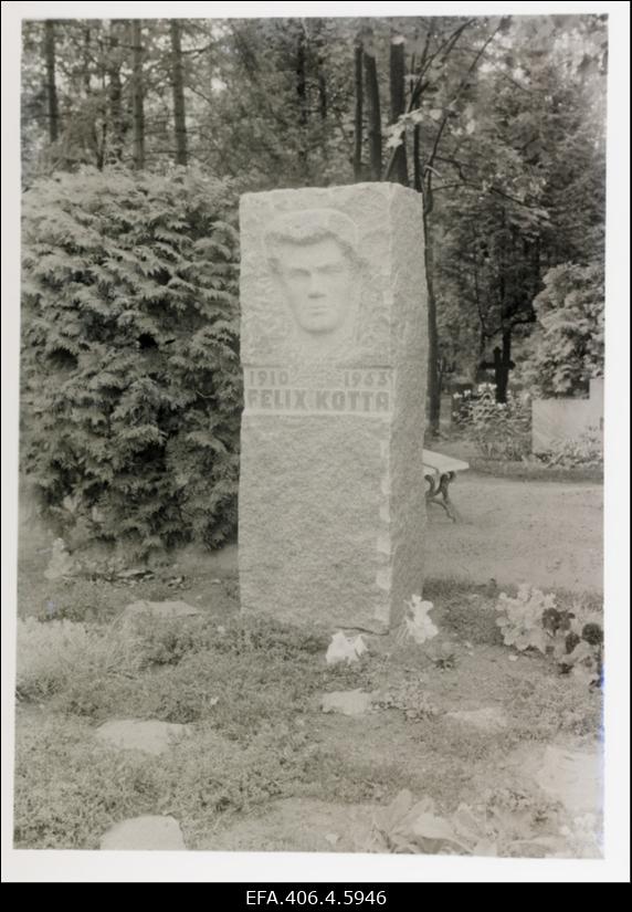 Kirjanik Felix Kotta hauamonument Maarja kalmistul.