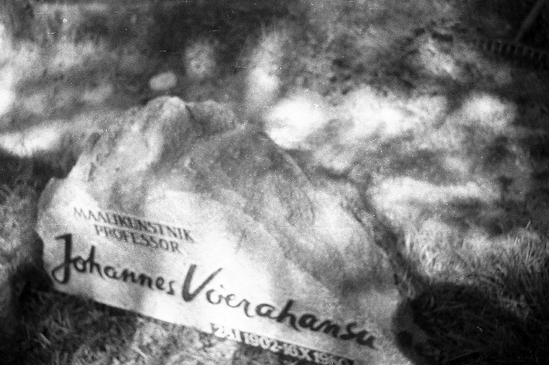 Maalikunstnik Johannes Võerahansu hauakivi Metsakalmistul.
