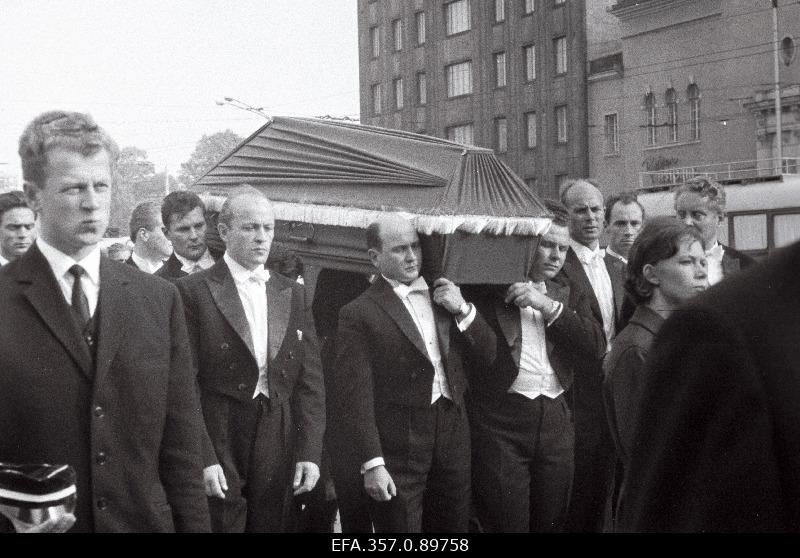 Laulja ENSV rahvakunstnik Aleksander Arderi matuserongkäik Võidu väljakul.