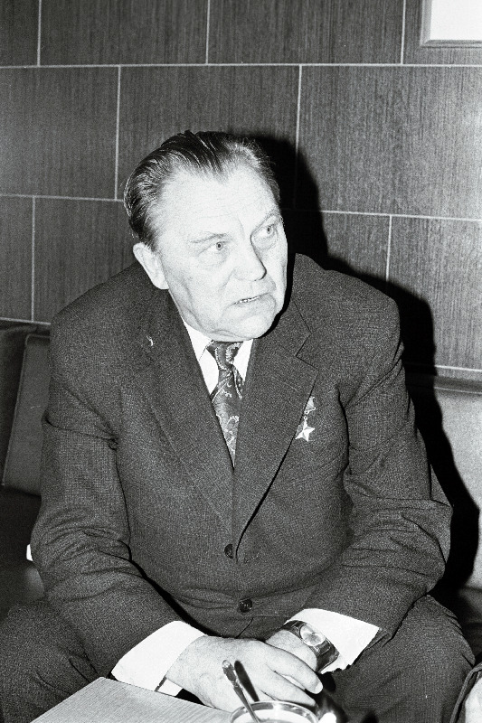 Nõukogude Liidu kangelane Albert Repson ajalehe "Kodumaa" toimetuses.