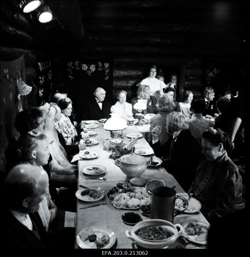 Kaader Tallinnfilmi mängufilmist "Suvi". Külalised Tootsi ja Teele pulmalauas.