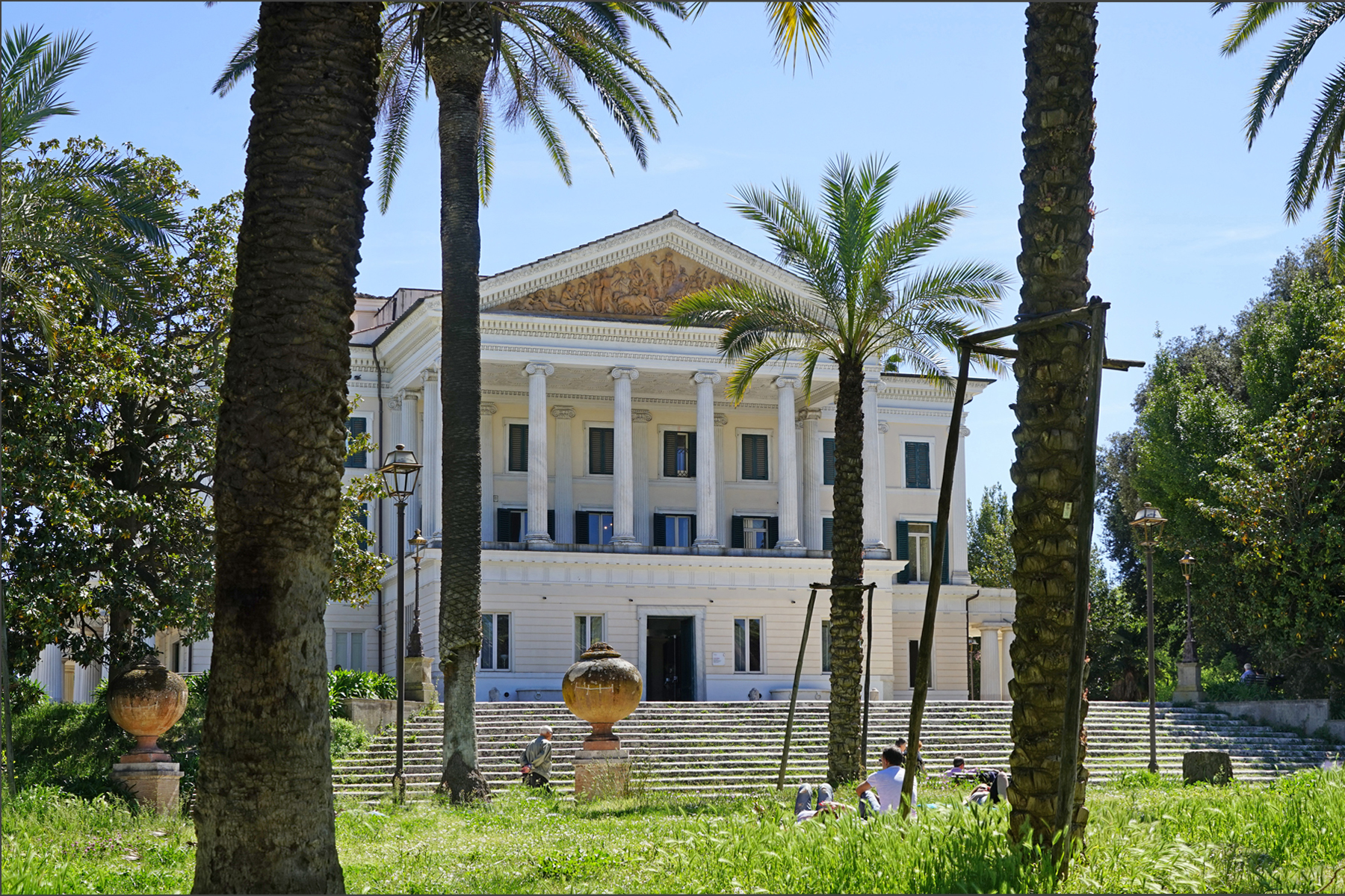 Le Casino Nobile (Villa Torlonia, Rome) (33989535982) - Le bâtiment, appelé Casino Nobile, a été conçu en 1835 et modifié plusieurs fois dans un style inspiré par celui de Palladio.
Il a été habité par la famille de Benito Mussolini qui en a fait sa résidence d'État jusqu'en 1943, en lui adjoignant un bunker souterrain. Le bâtiment a ensuite été abandonné puis restauré par la ville de Rome qui y a ouvert un musée.

www.museivillatorlonia.it/casino_nobile/il_casino_nobile