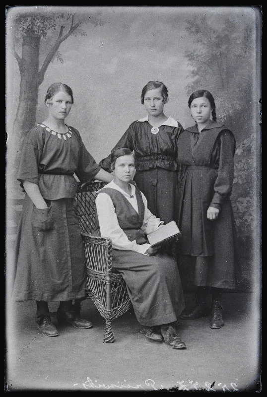 Grupp neiusid, (foto tellija Priiwits [Priivits]).
