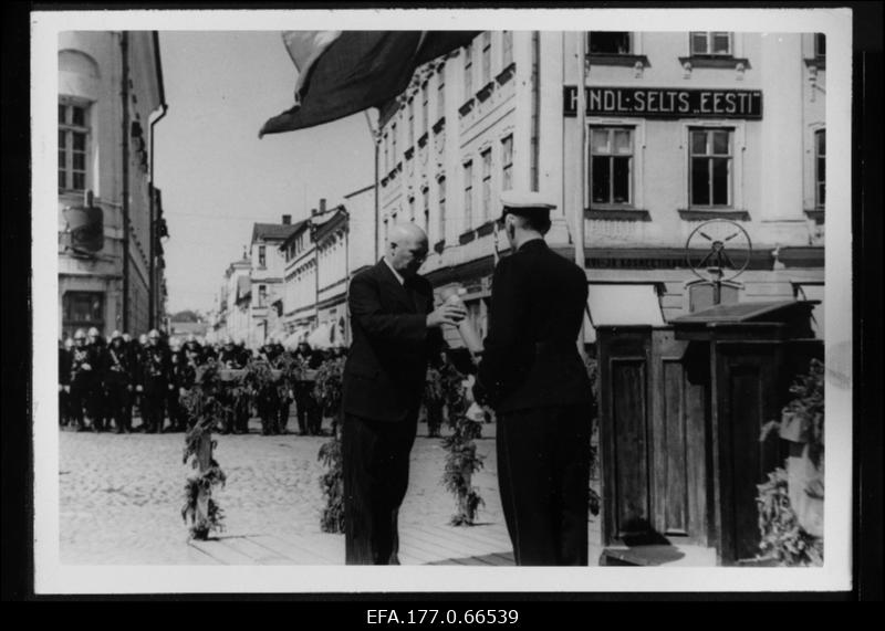 Tuletõrje 75. aastapäeva juubelipidustused Tartus 1939.a Tuletõrje peamees J. Kurvits annab linnapeale auliikme diplomi.