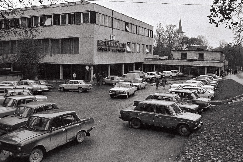 Põlva linn, kaubamaja ees.