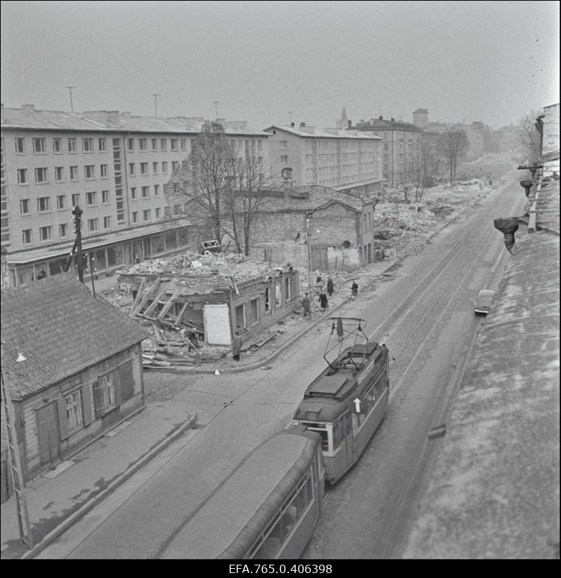 Vaade Pärnu maanteele vineeri- ja mööblivabriku katuselt.