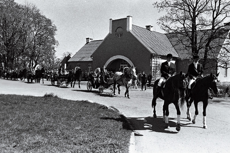 Luunja riigimajandi 70. aastapäeva auks korraldatud rahvapidu. Pidulik rongkäik läbi Luunja.