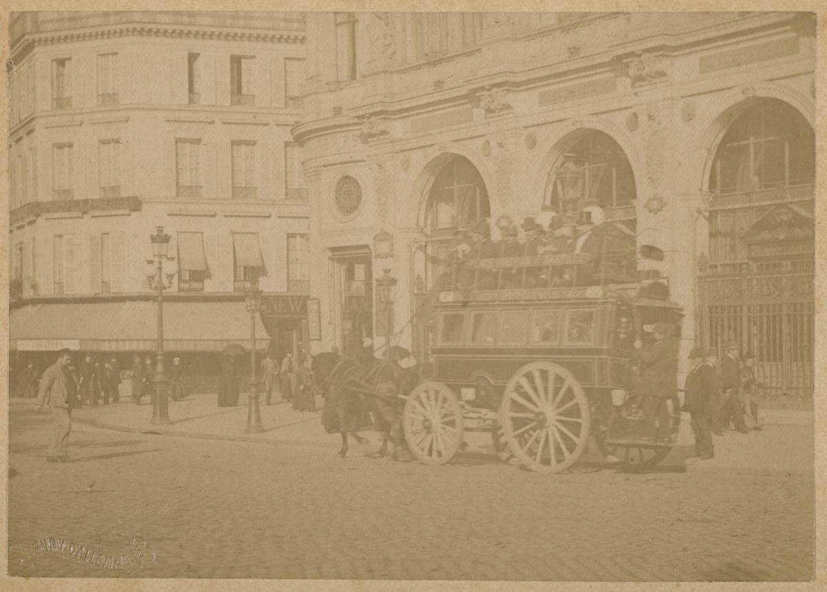 Paris. La place du Havre le Printemps. - Tartana de viajeros en la plaza du Havre de París