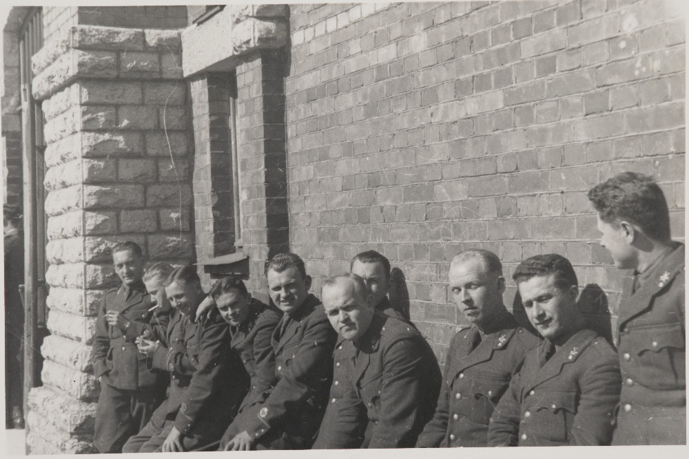 Eesti Vabariigi Sõjaväe Tehnikakool.Lipnikud K.Rõngelep,J.Seks, A.Pehka, J.Luiker, J.Priikask, E.Arumeel, A.Aarna, V.Karuse, M.Purgas, A.Vahari kooli omnibussi ootamas, et sõita Tallinna Tehnikaülikooli keemiaosakonda.