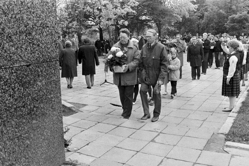 Lillede panemine Suures Isamaasõjas langenute vennaskalmule Haapsalu vabastamise 43. aastapäeval.