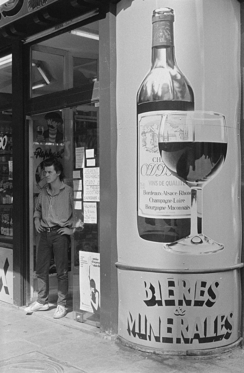 People in a café in Paris, France, in autumn 1982.; Ihmisiä kahvilassa Pariisissa syksyllä 1982.