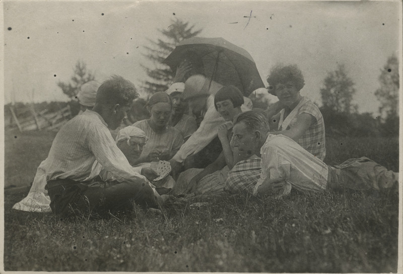 Eesti üliõpilaste seltsi "Veljesto" suvepäevad Kunda rannas. Noored murul kaarte mängimas