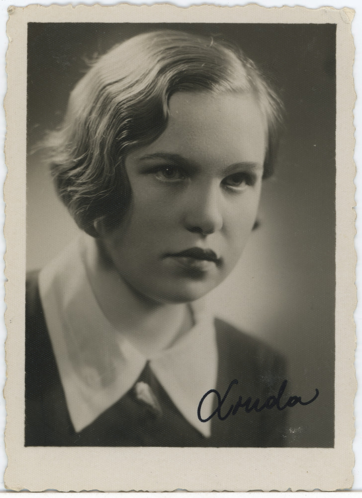 Tartu Ühis-kommertsgümnaasiumi abiturient Linda Jaagund, portreefoto