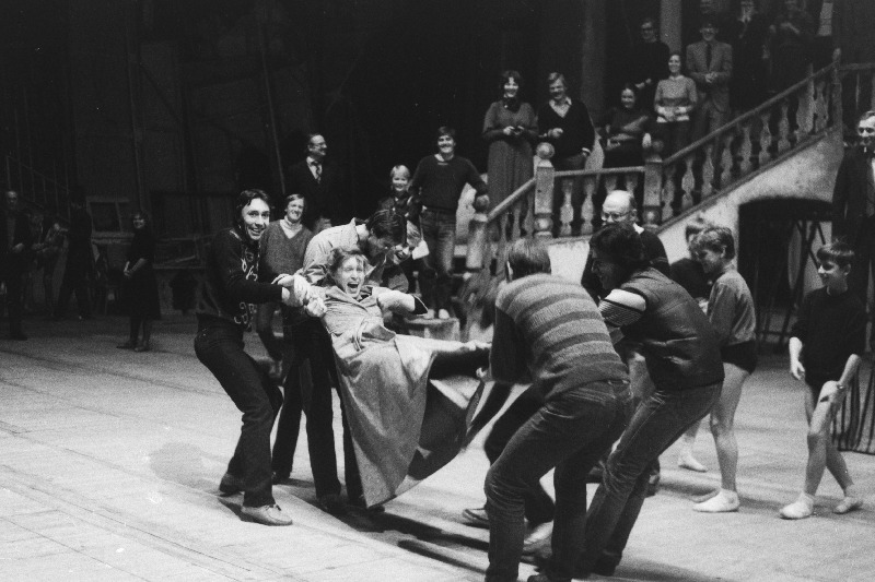 RAT "Estonia" külalisetendused Moskva Suures Teatris. Näitlejad B. Smetana ooperis "Müüdud mõrsja" proovil.