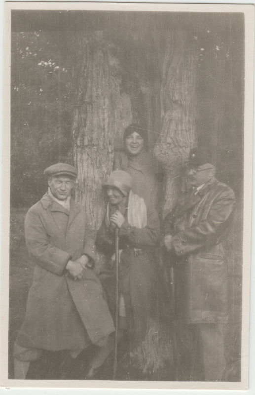Tuvastamata seltskond [Eduard Virgo sugulased või tuttavad?] metsas jalutamas