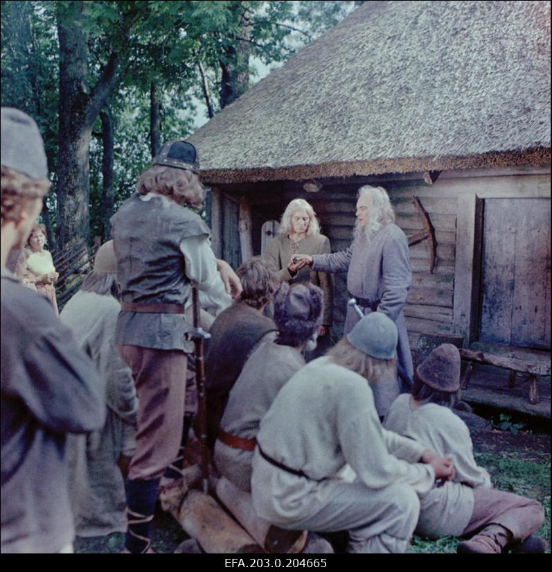 Stseen Tallinnfilmi mängufilmist "Hundiseaduse aegu". Vehula küla rahvas peab koosolekut. Rahva ees seisavad Meleleiv (Arvo Kukumägi) ja Vootele (Rein Aren).