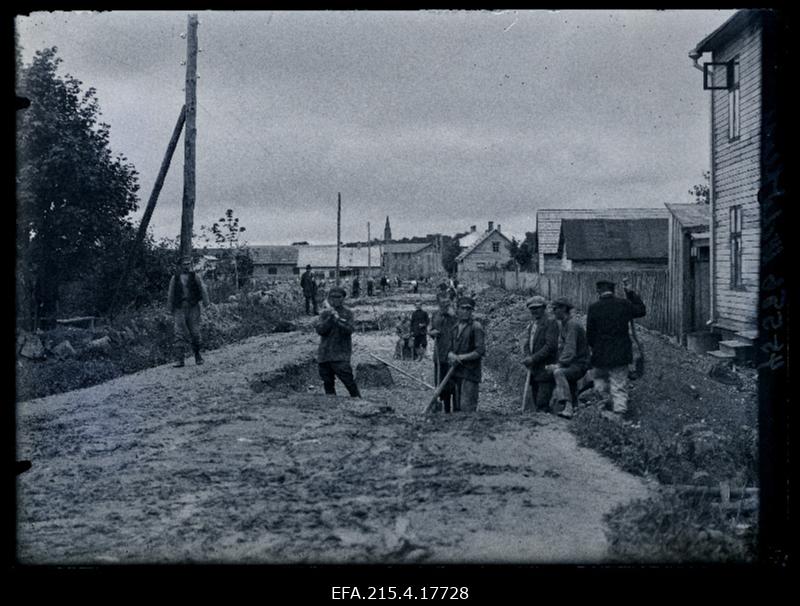 Vilijandi-Pärnu maantee kiviteeks ehitamine linna piires, tagaplaanil Viljandi Pauluse kiriku torn, (foto tellija Wildfluss).