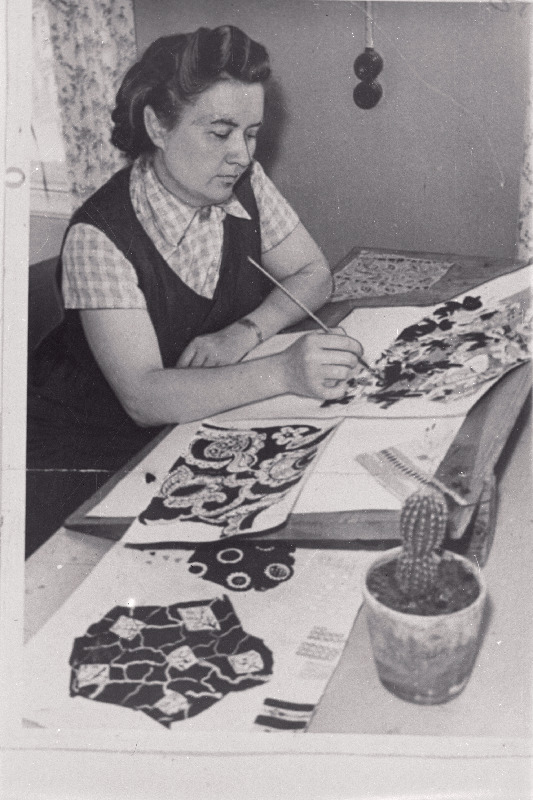 Sindi tekstiilivabriku 1. Detsember kunstnik Lilli Vilms uusi mustreid loomas.