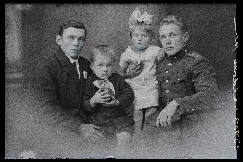 Kaks meest lastega, paremal Sakala Üksik Jalaväepolgu nooremallohvitser Hans Saldam.